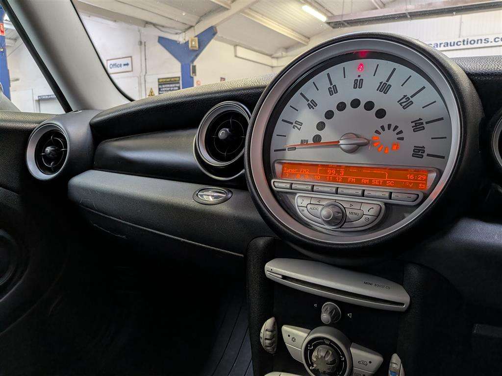 <p>2010 MINI COOPER AUTO</p>