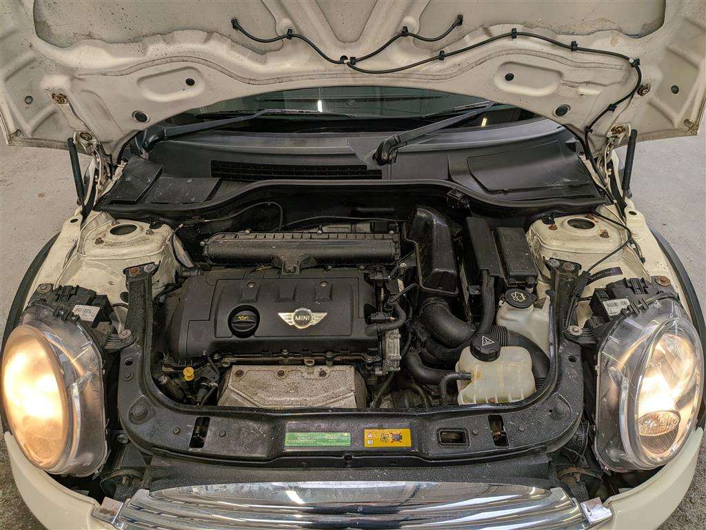 <p>2010 MINI COOPER AUTO</p>