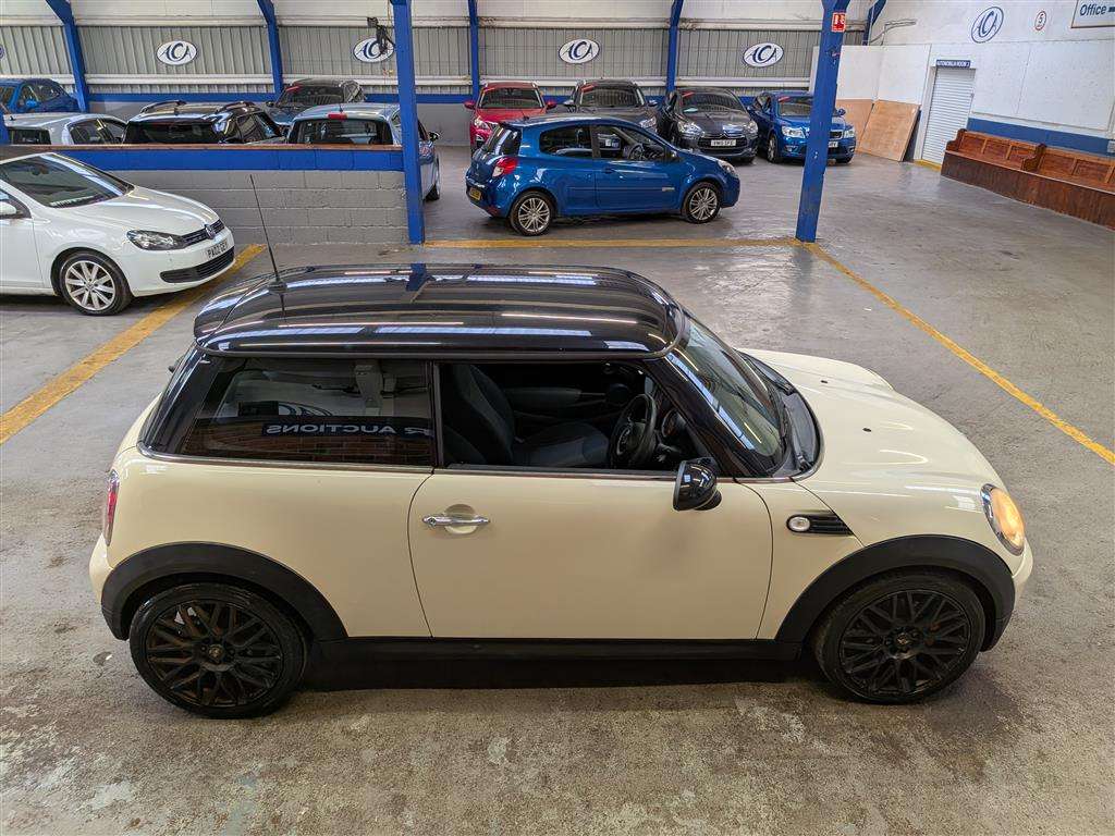 <p>2010 MINI COOPER AUTO</p>