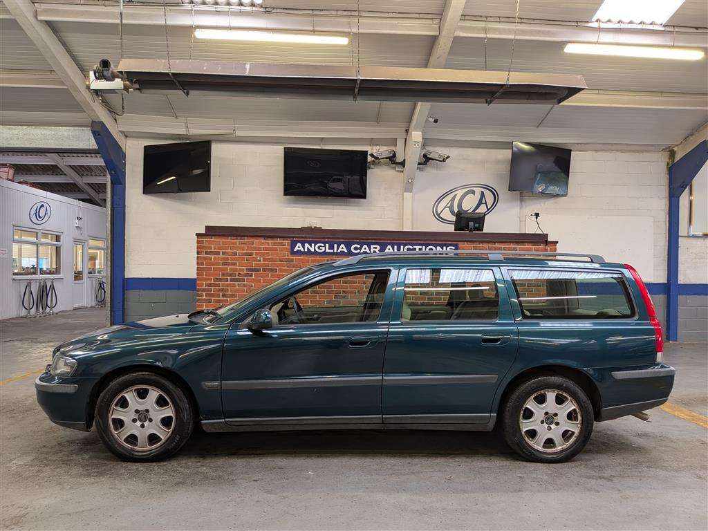 <p>2001 VOLVO V70</p>