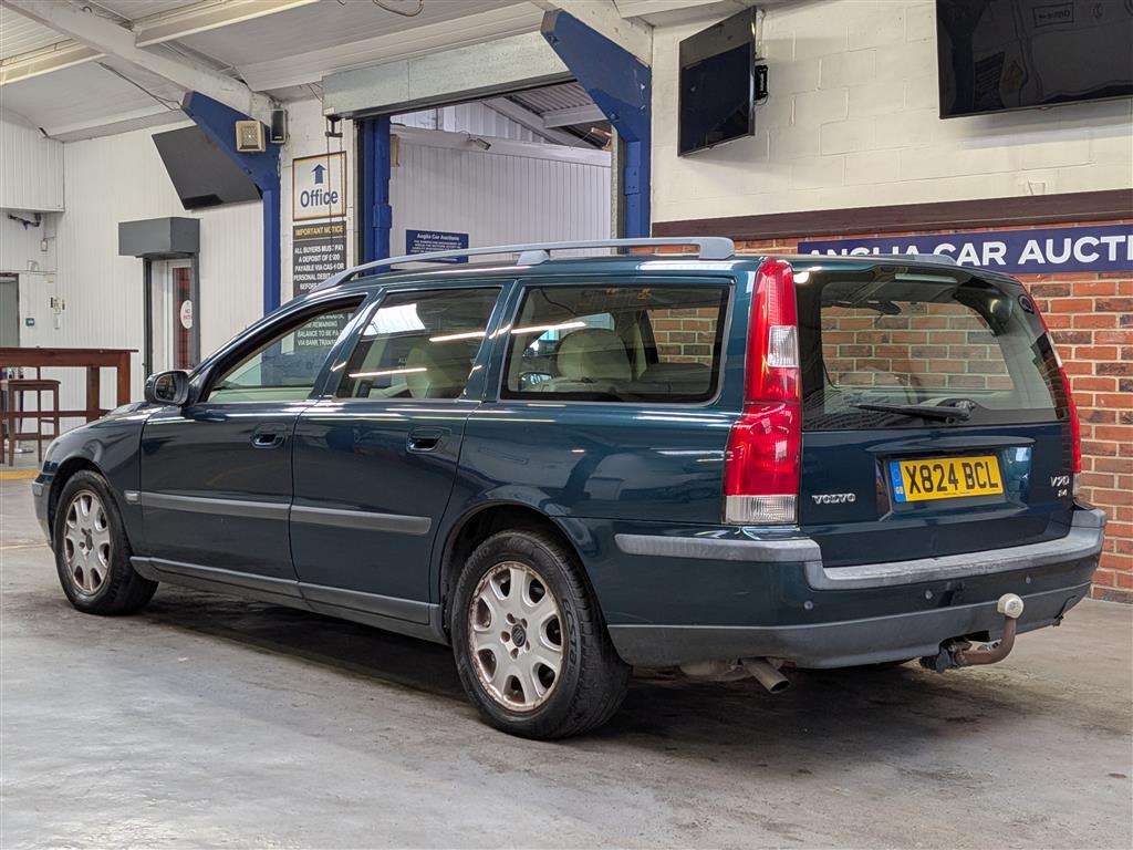<p>2001 VOLVO V70</p>