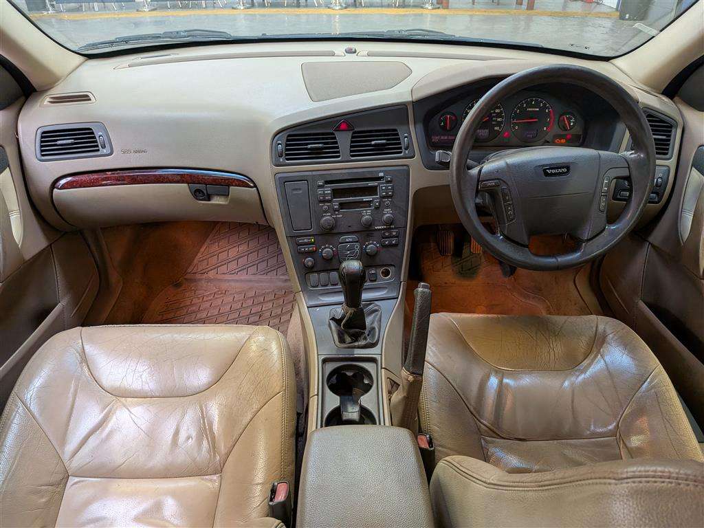 <p>2001 VOLVO V70</p>