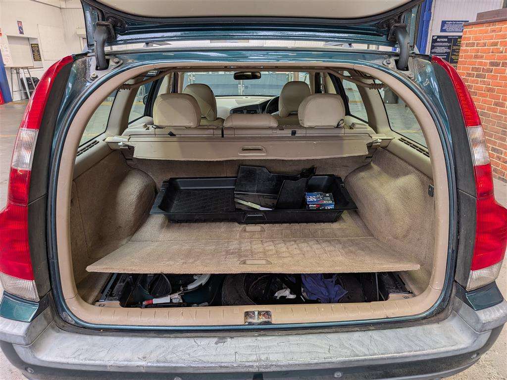 <p>2001 VOLVO V70</p>