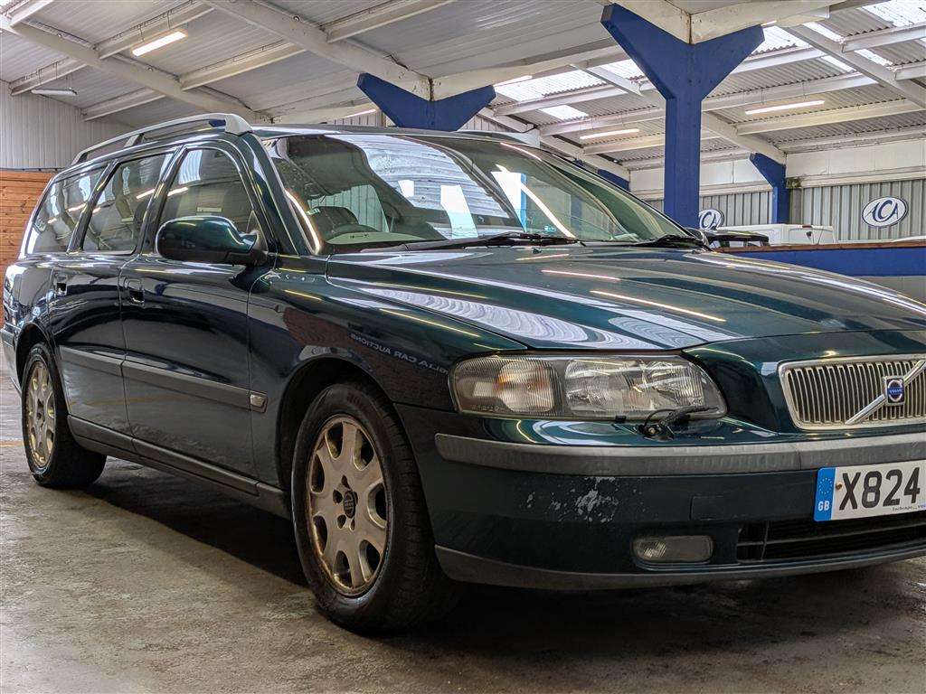 <p>2001 VOLVO V70</p>