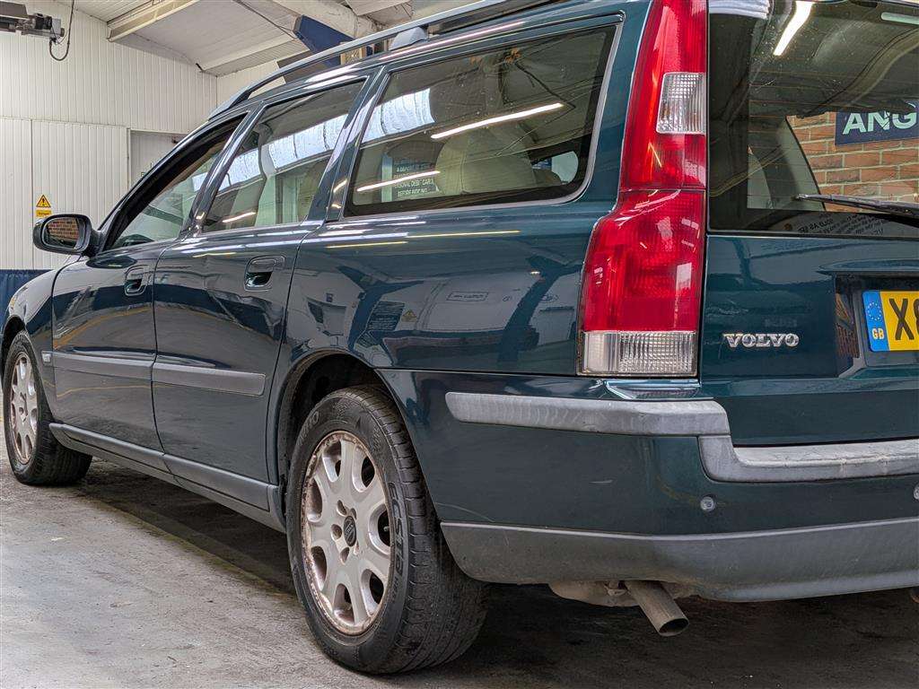 <p>2001 VOLVO V70</p>