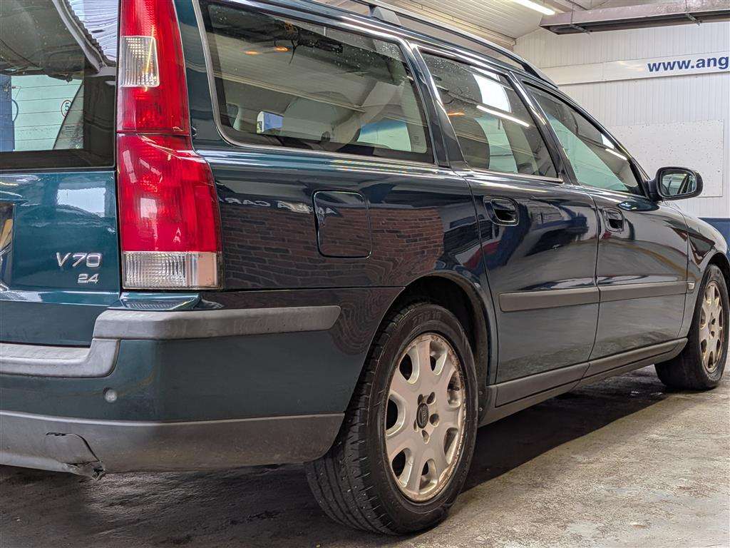 <p>2001 VOLVO V70</p>