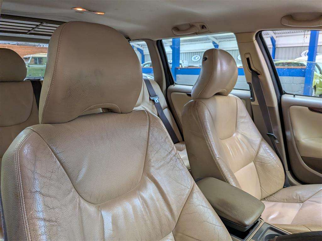 <p>2001 VOLVO V70</p>