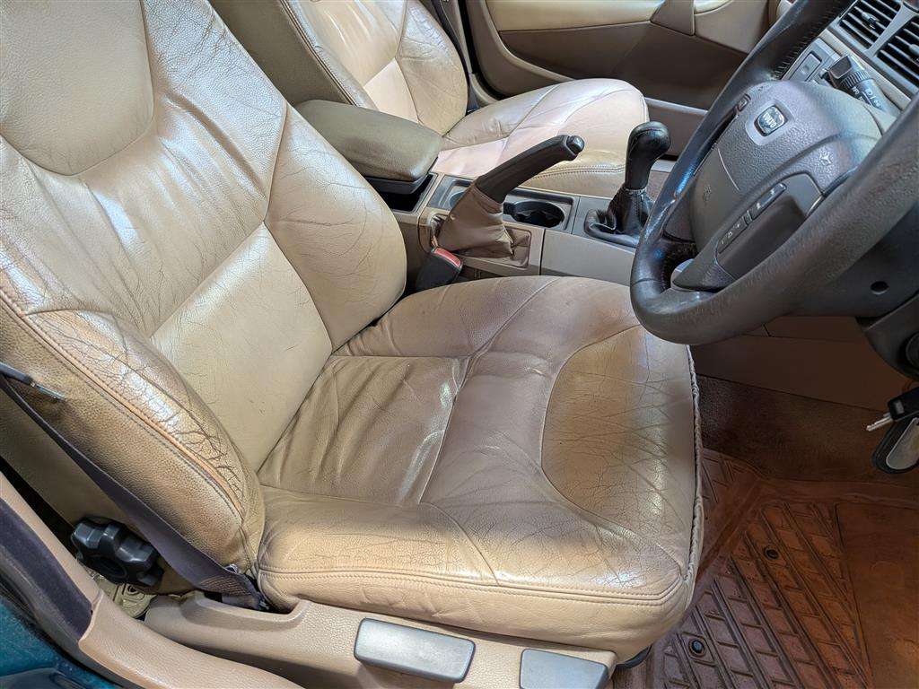 <p>2001 VOLVO V70</p>