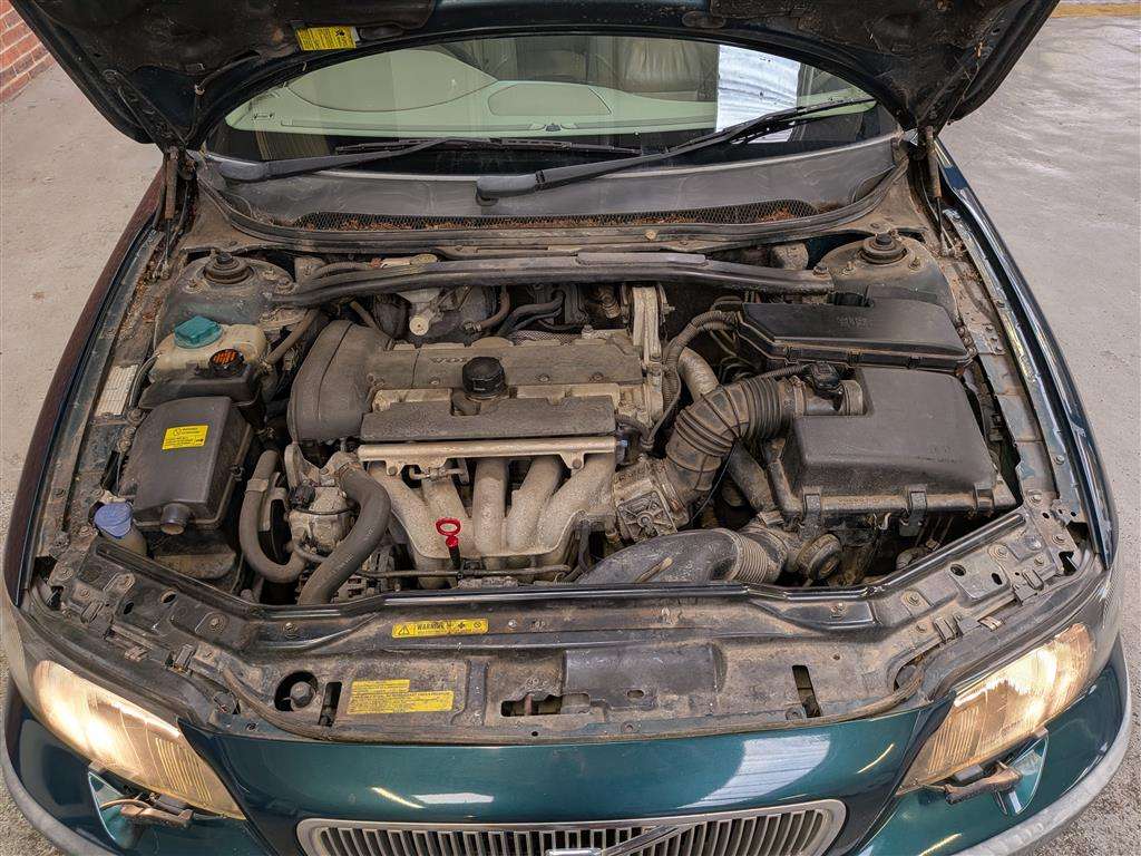 <p>2001 VOLVO V70</p>