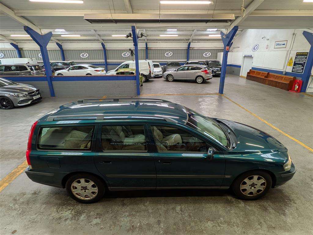 <p>2001 VOLVO V70</p>
