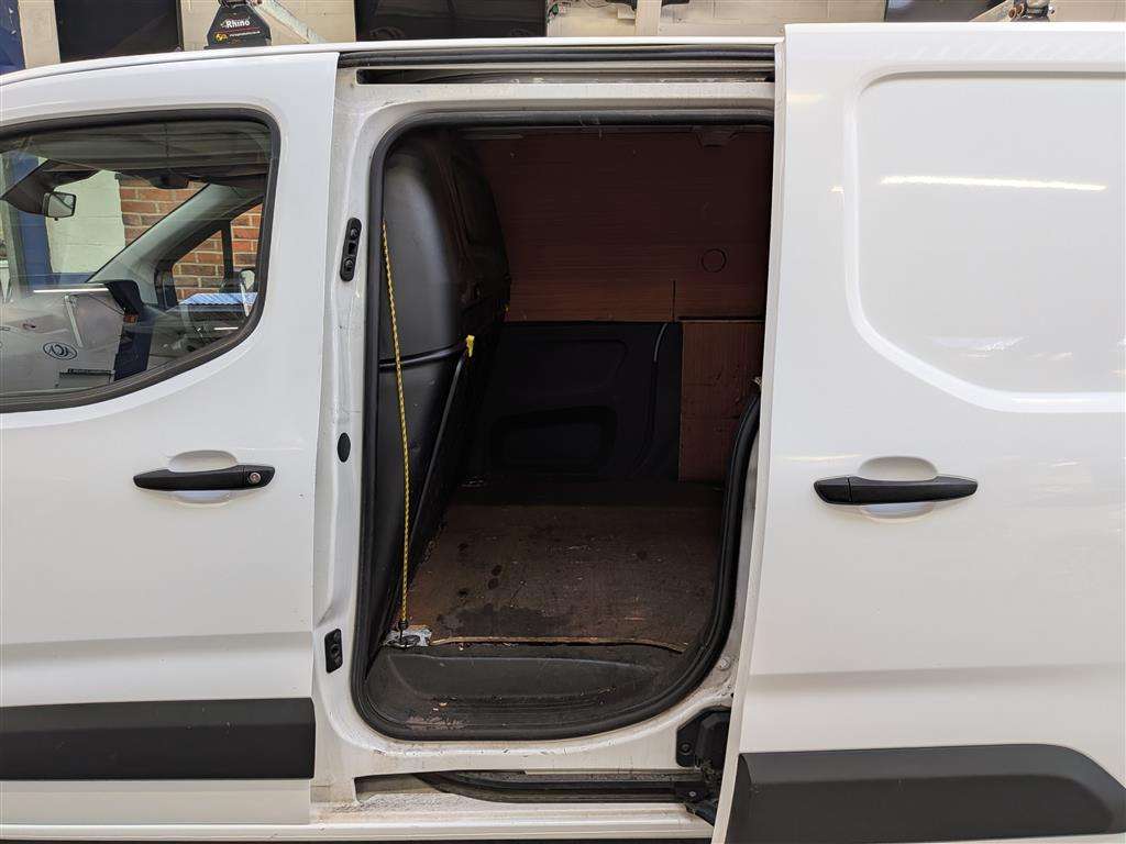 <p>2022 PEUGEOT PARTNER PROFESSIONAL PREM</p>