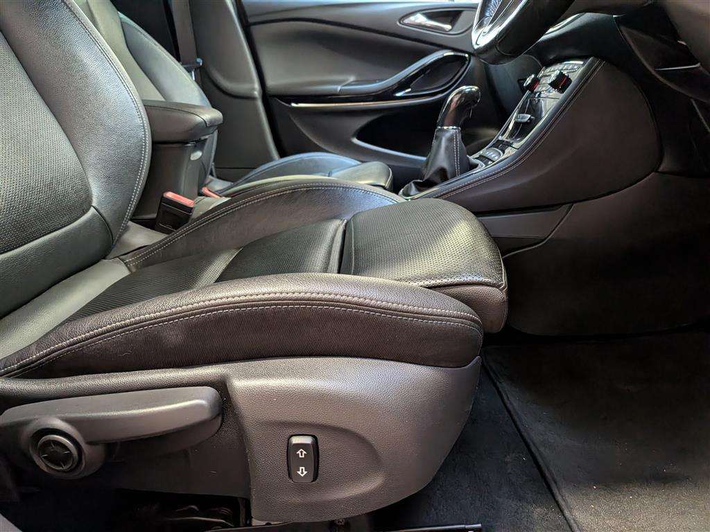 <p>2016 VAUXHALL ASTRA ELITE NAV CDTI BTUR</p>