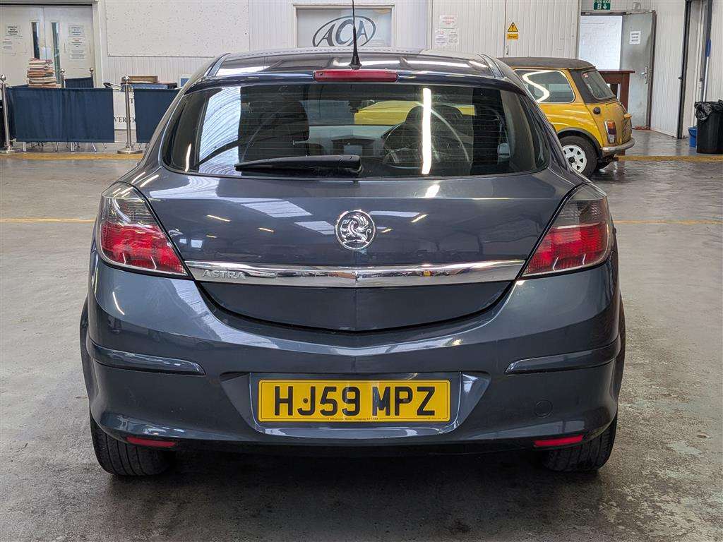 <p>2009 VAUXHALL ASTRA DESIGN</p>