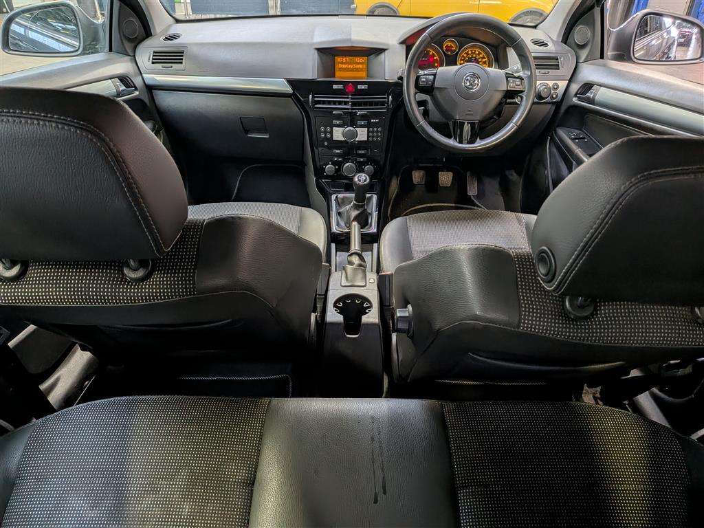 <p>2009 VAUXHALL ASTRA DESIGN</p>