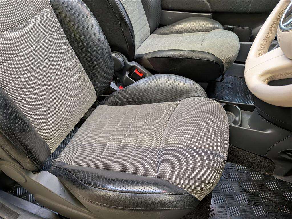 <p>2012 FIAT 500 C LOUNGE</p>