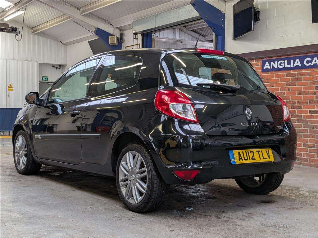 <p>2012 RENAULT CLIO DYNAMIQUE TOMTOM TCE</p>