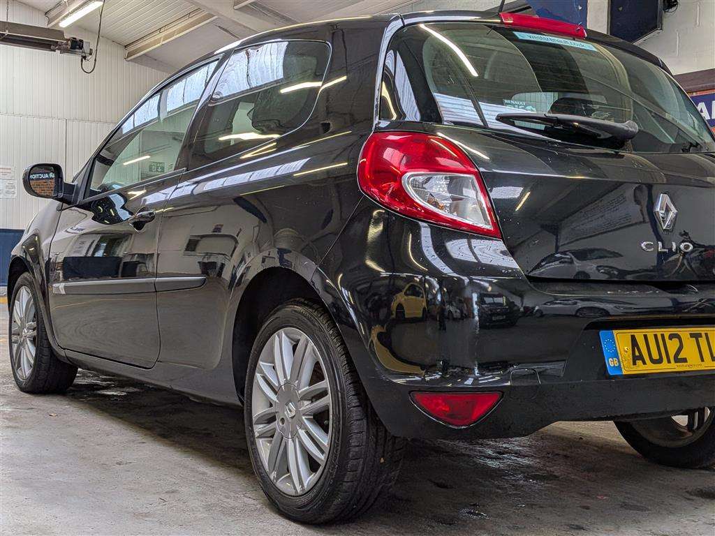 <p>2012 RENAULT CLIO DYNAMIQUE TOMTOM TCE</p>