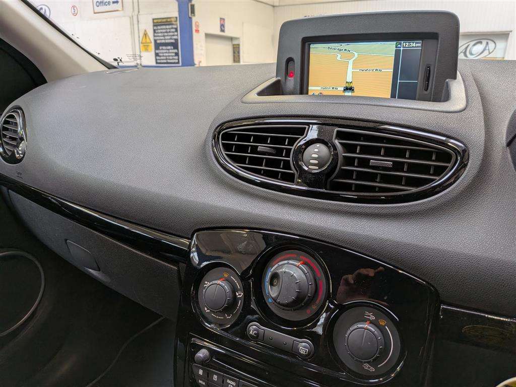 <p>2012 RENAULT CLIO DYNAMIQUE TOMTOM TCE</p>