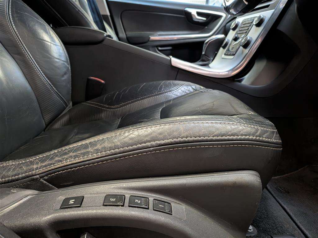 <p>2012 VOLVO V60 R-DESIGN T4 AUTO</p>