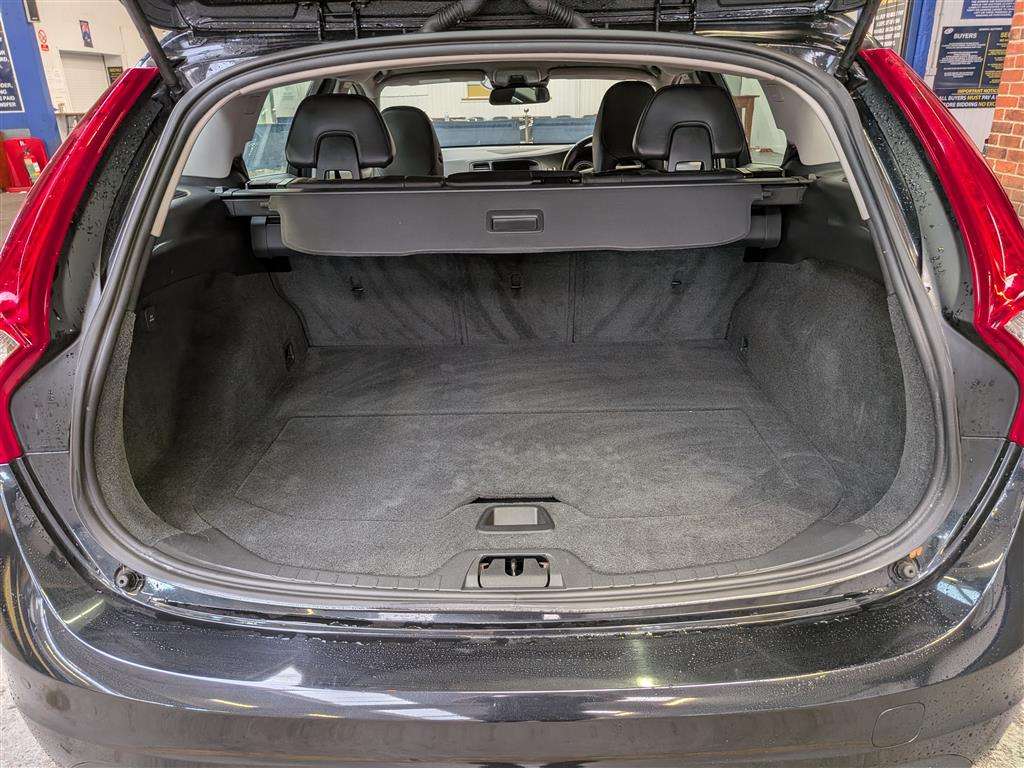 <p>2013 VOLVO V60 SE LUX T4 AUTO</p>