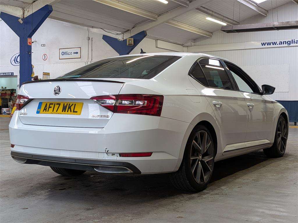 <p>2017 SKODA SUPERB SPORTLINE TSI S-A</p>