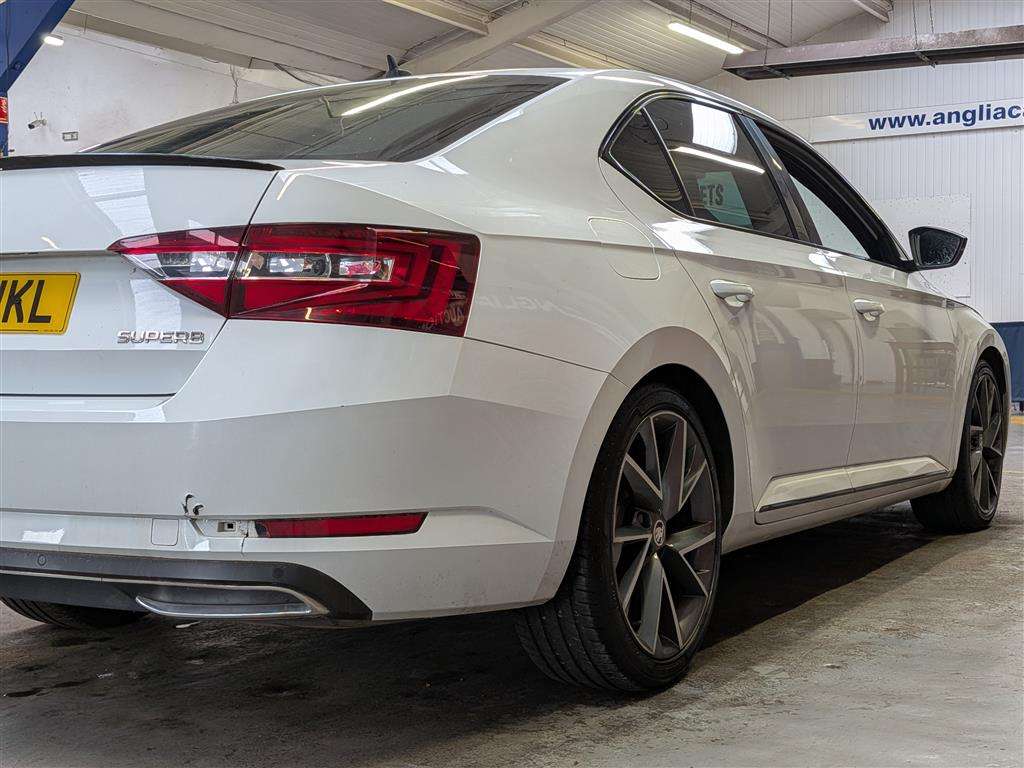 <p>2017 SKODA SUPERB SPORTLINE TSI S-A</p>