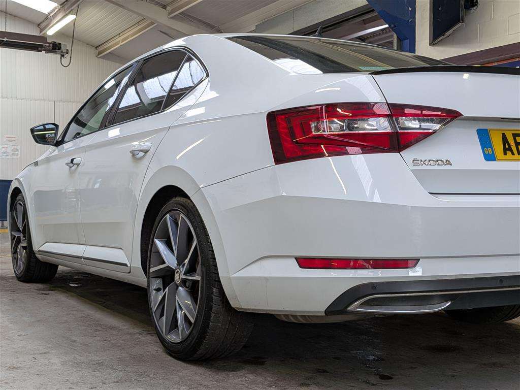 <p>2017 SKODA SUPERB SPORTLINE TSI S-A</p>