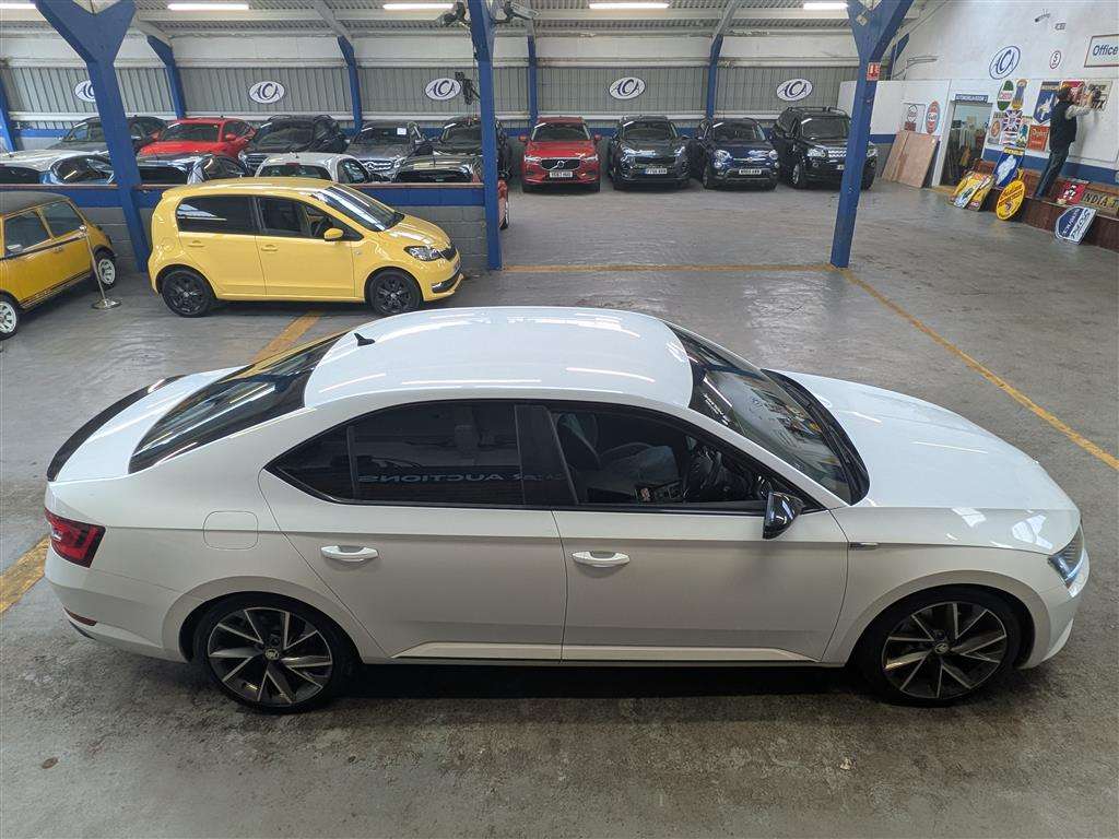 <p>2017 SKODA SUPERB SPORTLINE TSI S-A</p>