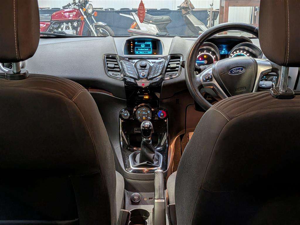 <p>2014 FORD FIESTA ZETEC</p>
