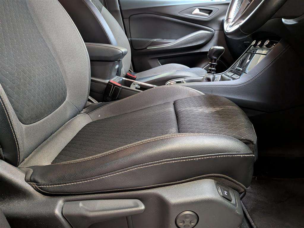 <p>2020 VAUXHALL GRANDLAND X SRI NAV TURBO</p>