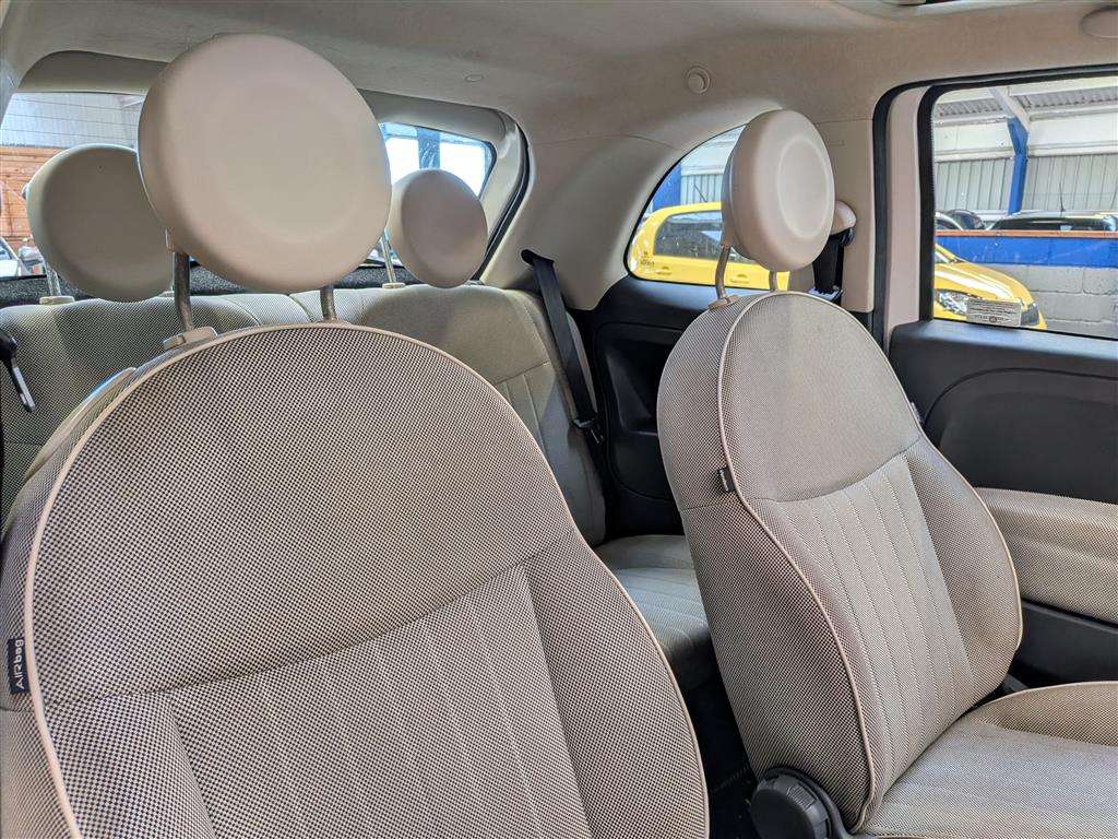 <p>2010 FIAT 500 LOUNGE</p>