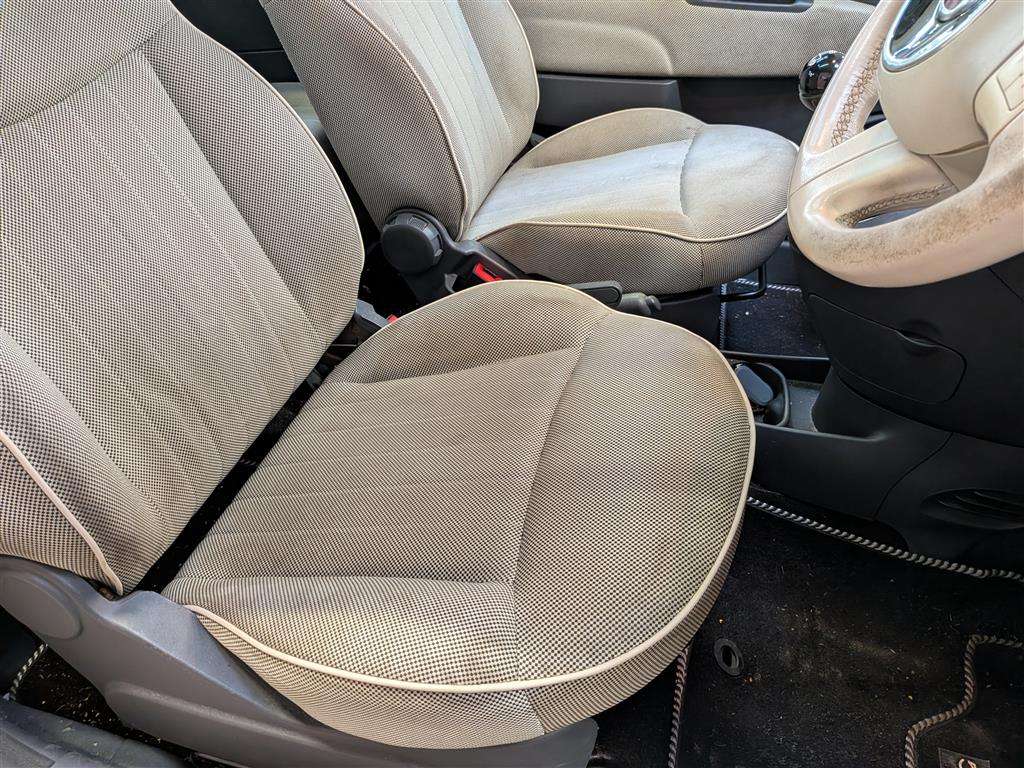<p>2010 FIAT 500 LOUNGE</p>