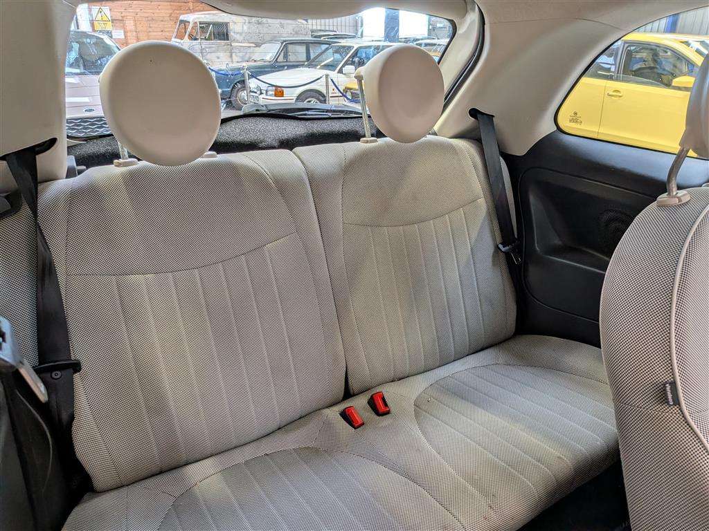 <p>2010 FIAT 500 LOUNGE</p>