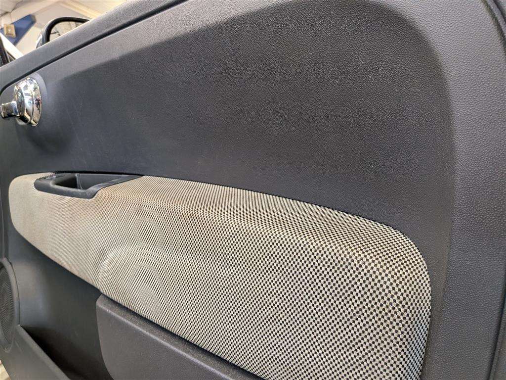 <p>2010 FIAT 500 LOUNGE</p>