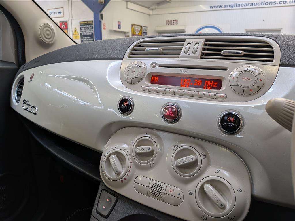 <p>2010 FIAT 500 LOUNGE</p>
