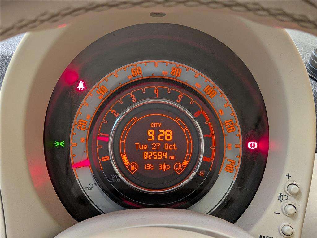 <p>2010 FIAT 500 LOUNGE</p>