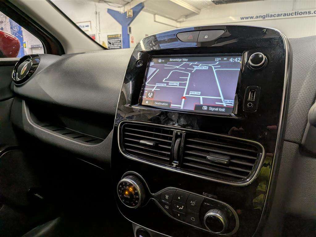 <p>2017 RENAULT CLIO DYNAMIQUE S NAV DCI</p>