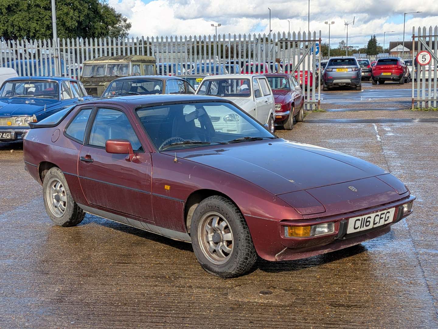 <p>1985 PORSCHE 924</p>