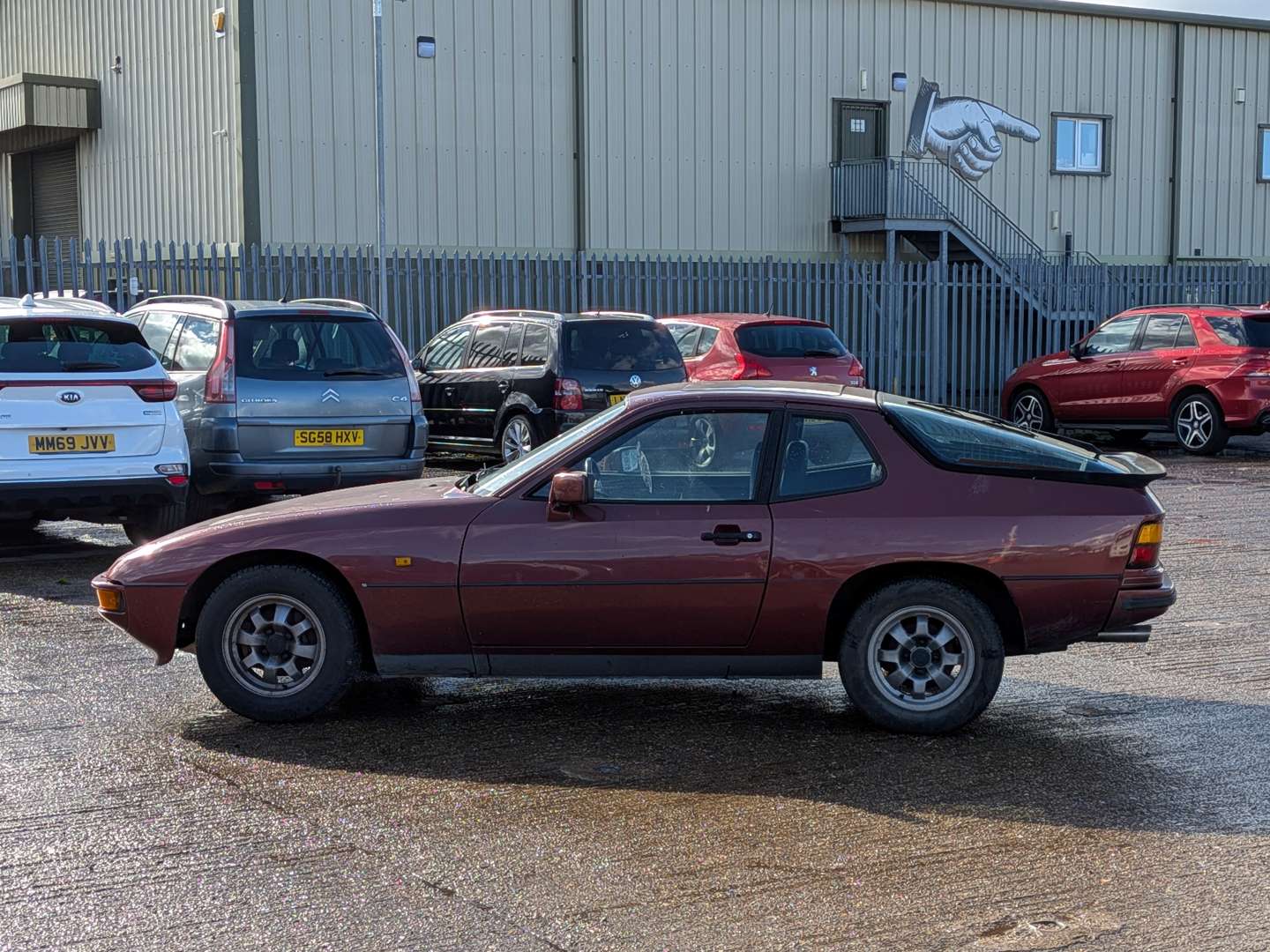<p>1985 PORSCHE 924</p>