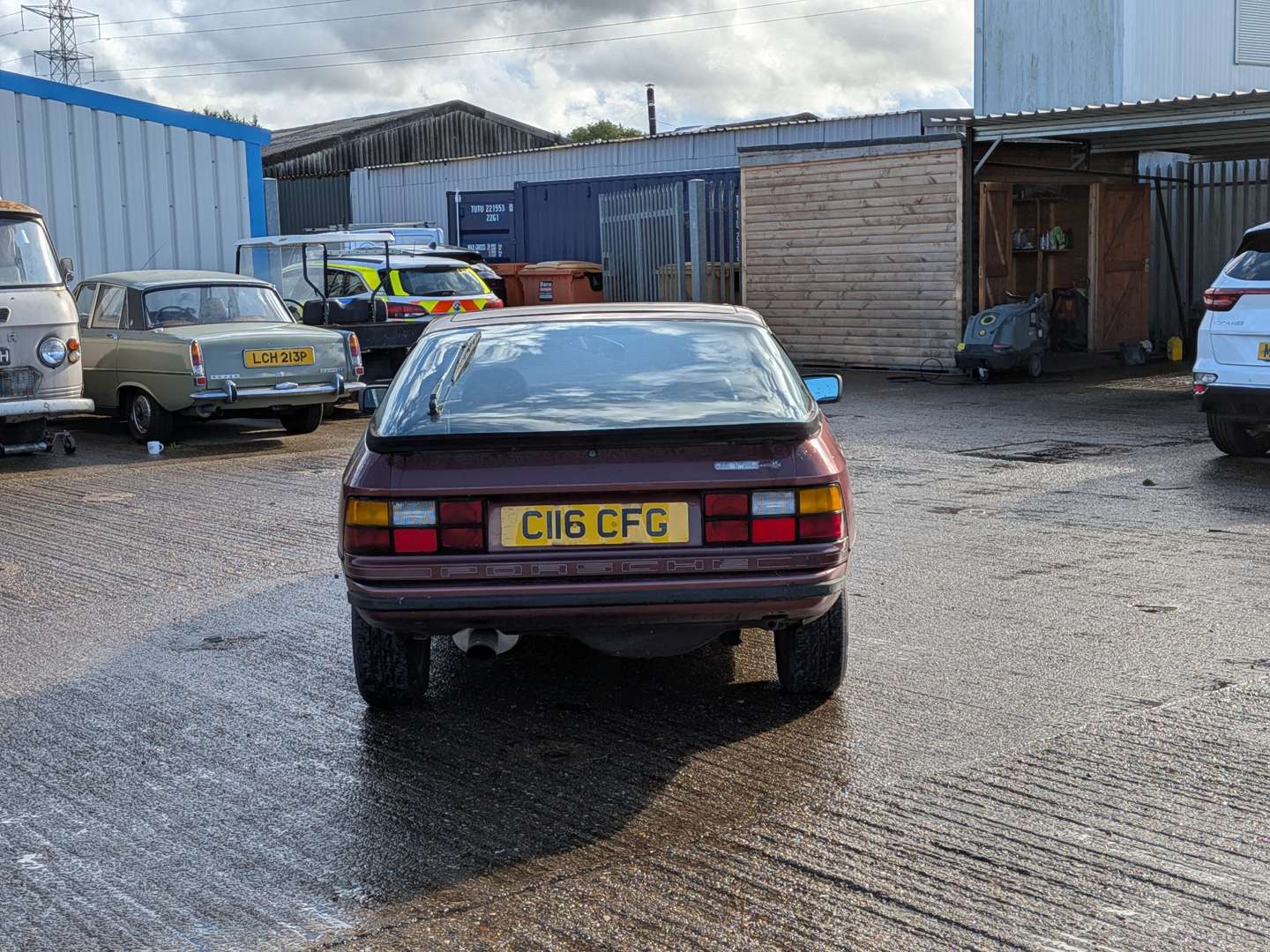 <p>1985 PORSCHE 924</p>
