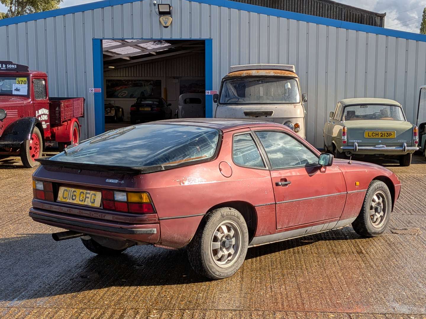 <p>1985 PORSCHE 924</p>