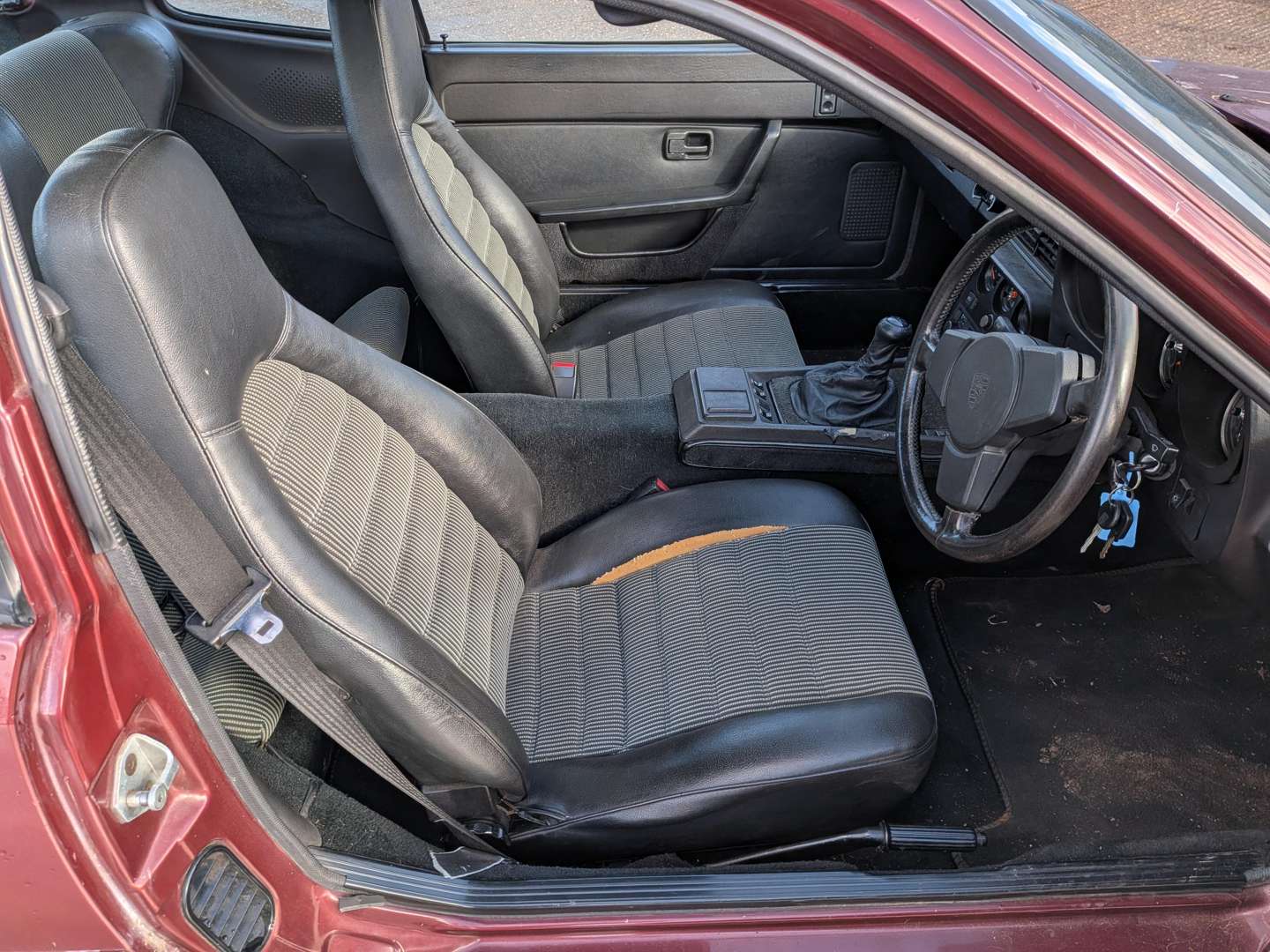 <p>1985 PORSCHE 924</p>