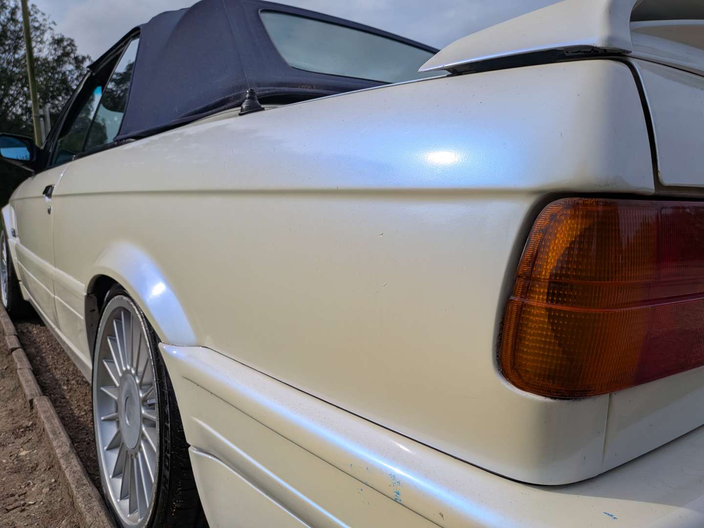 <p>1989 BMW E30 325I CABRIOLET AUTO</p>