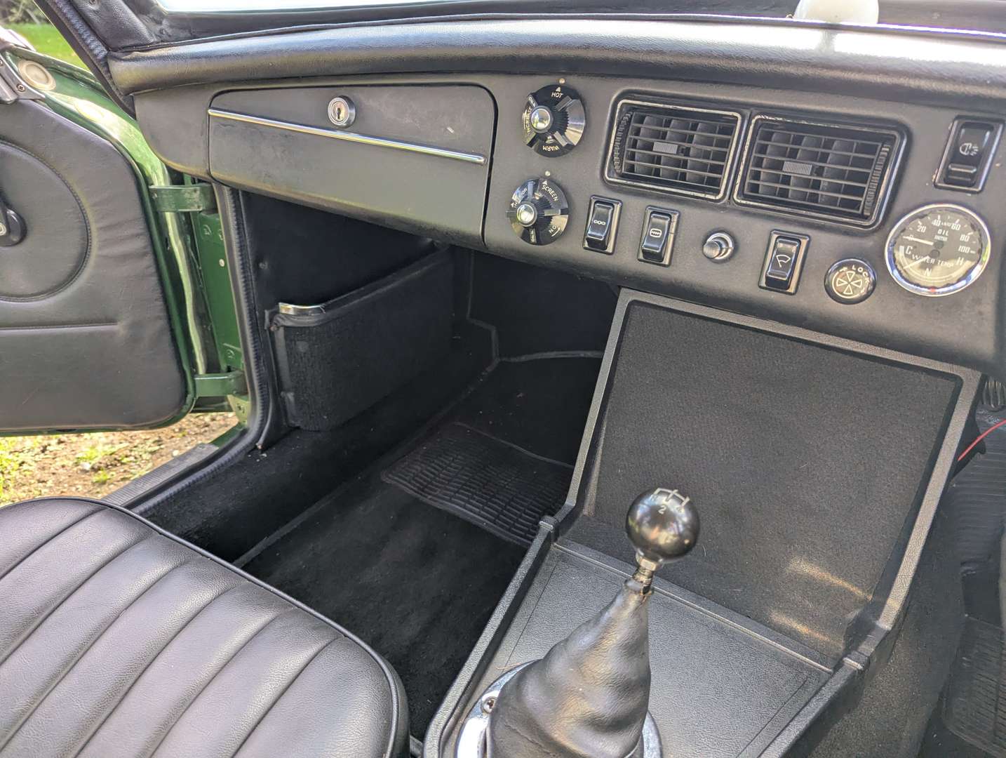 <p>1972 MG B GT</p>