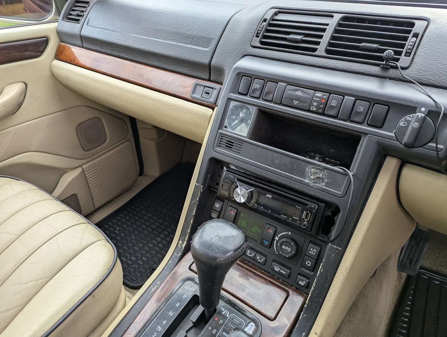 <p>2000 RANGE ROVER P38 DHSE AUTO</p>