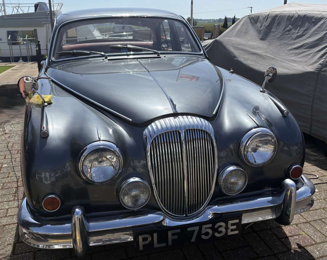 <p>1967 DAIMLER V8 250</p>