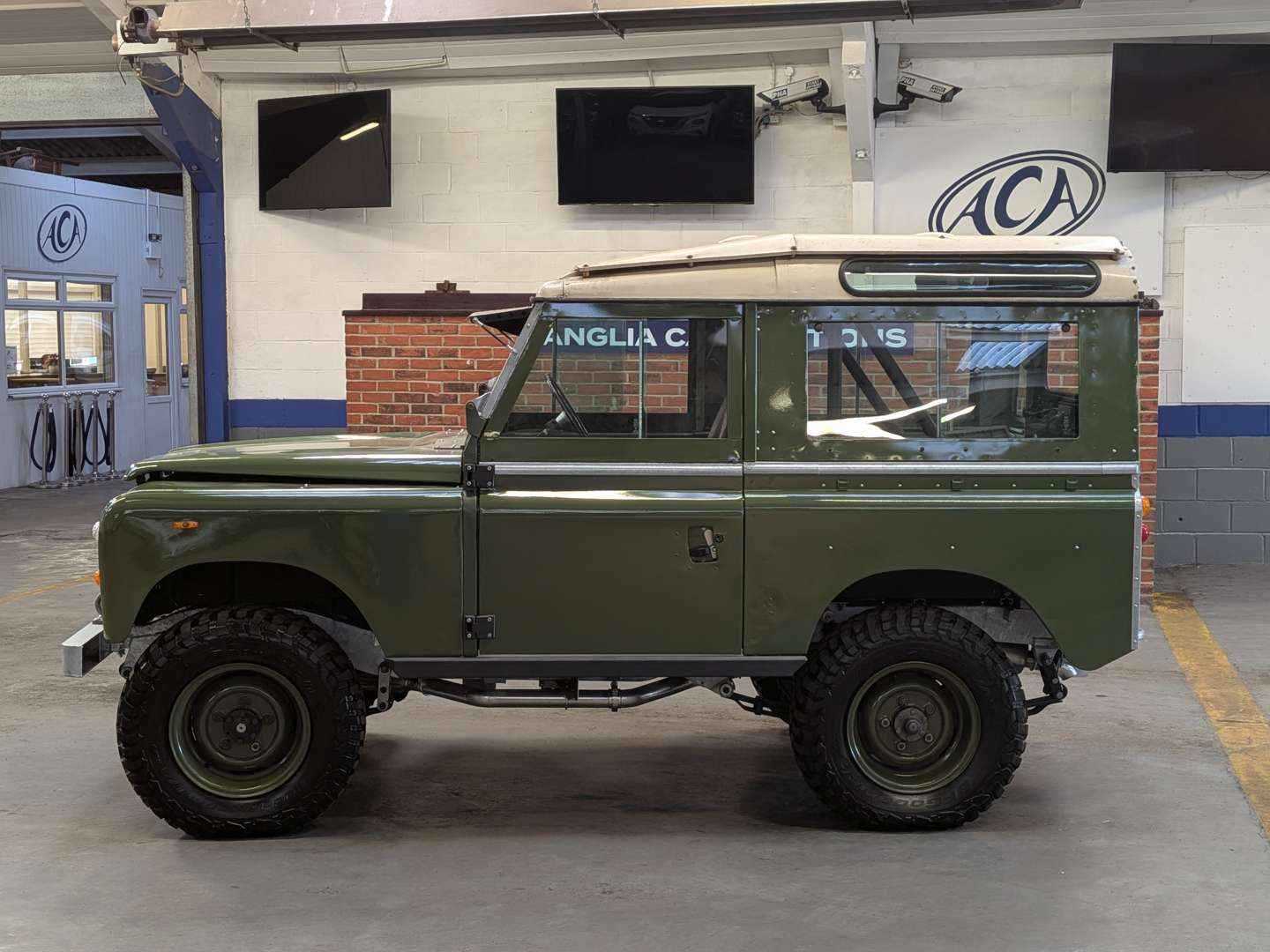<p>1971 LAND ROVER SERIES 2A</p>