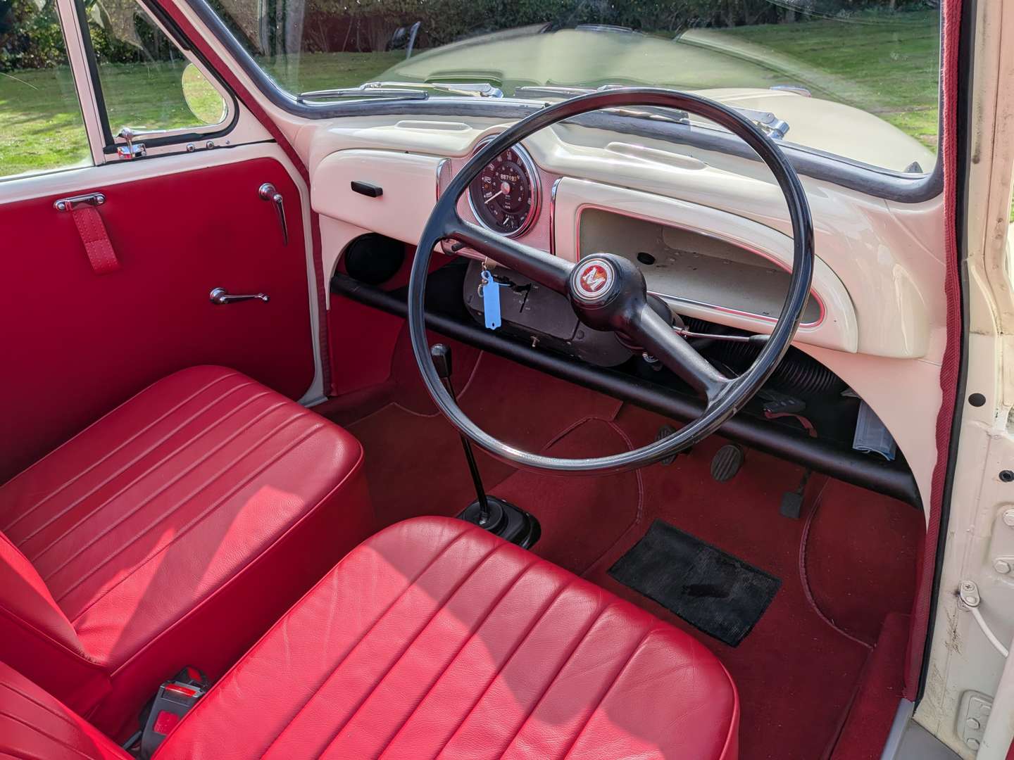 <p>1968 MORRIS MINOR 1000</p>