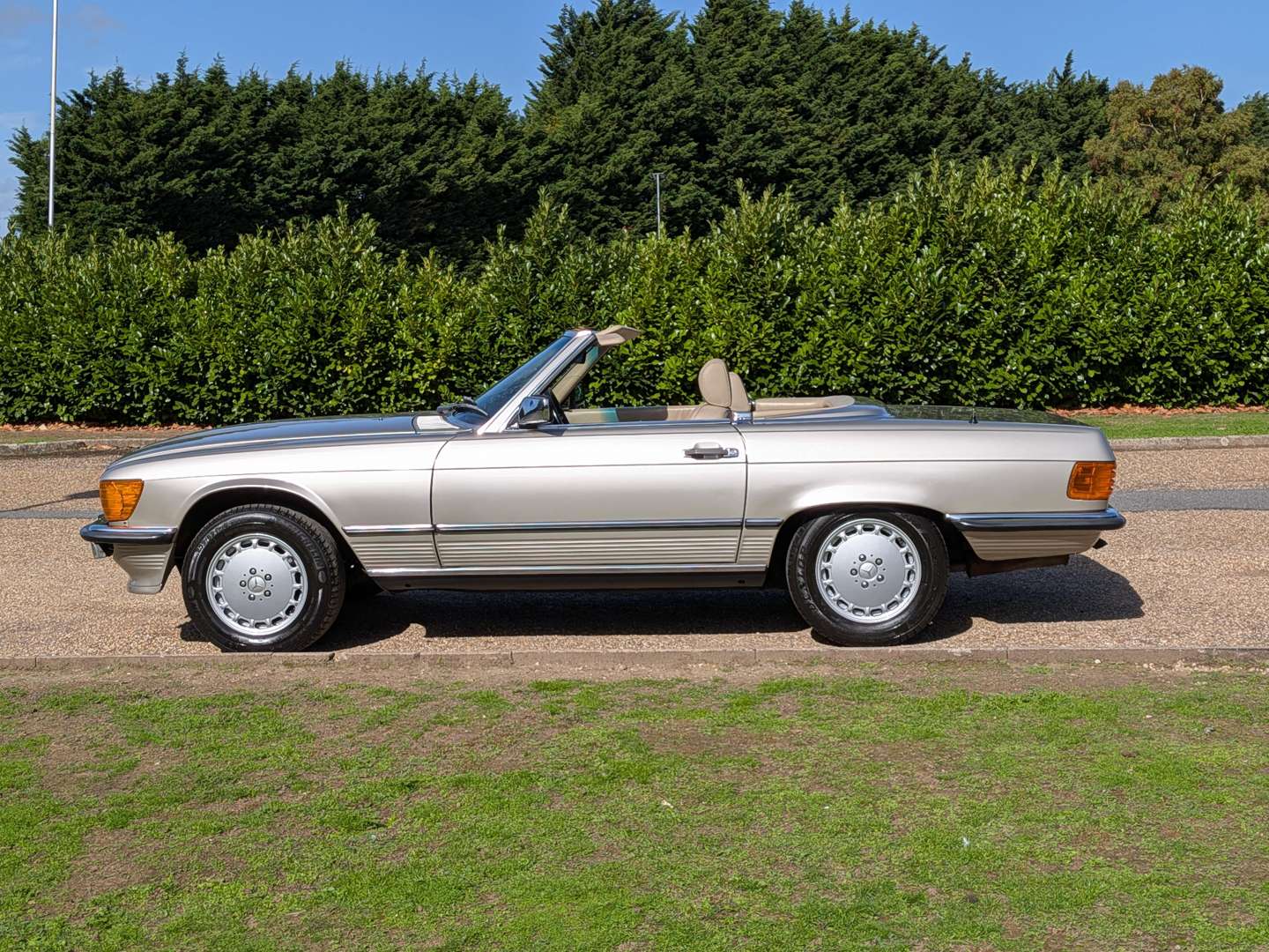 <p>1989 MERCEDES 300SL R107 AUTO</p>