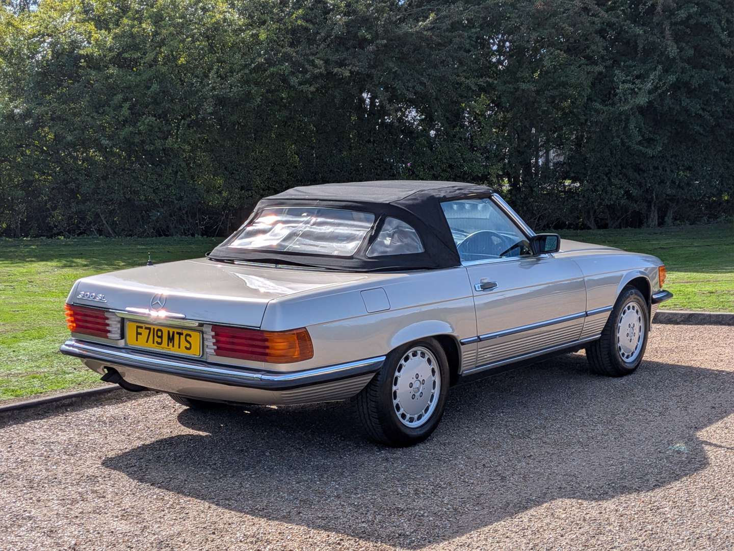 <p>1989 MERCEDES 300SL R107 AUTO</p>